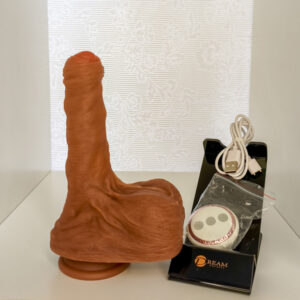 Vibratore Con Testicoli Telecomandato – 13 cm di lunghezza e 2,5 cm di diametro