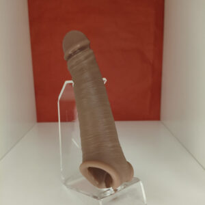 Prolunga Con Glande Pieno E Anello Per Testicoli – 22,5 cm (18,5 cm indossabili) diametro esterno 3,7 cm interno 3,5 cm